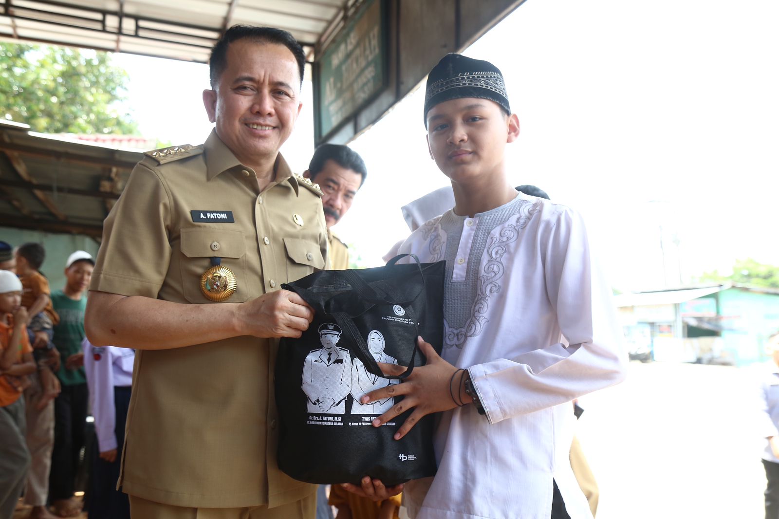 Pj Gubernur Agus Fatoni Bersama Pj Ketua TP PKK Tyas Fatoni Isi Bulan Puasa dengan Memperbanyak Berbagi