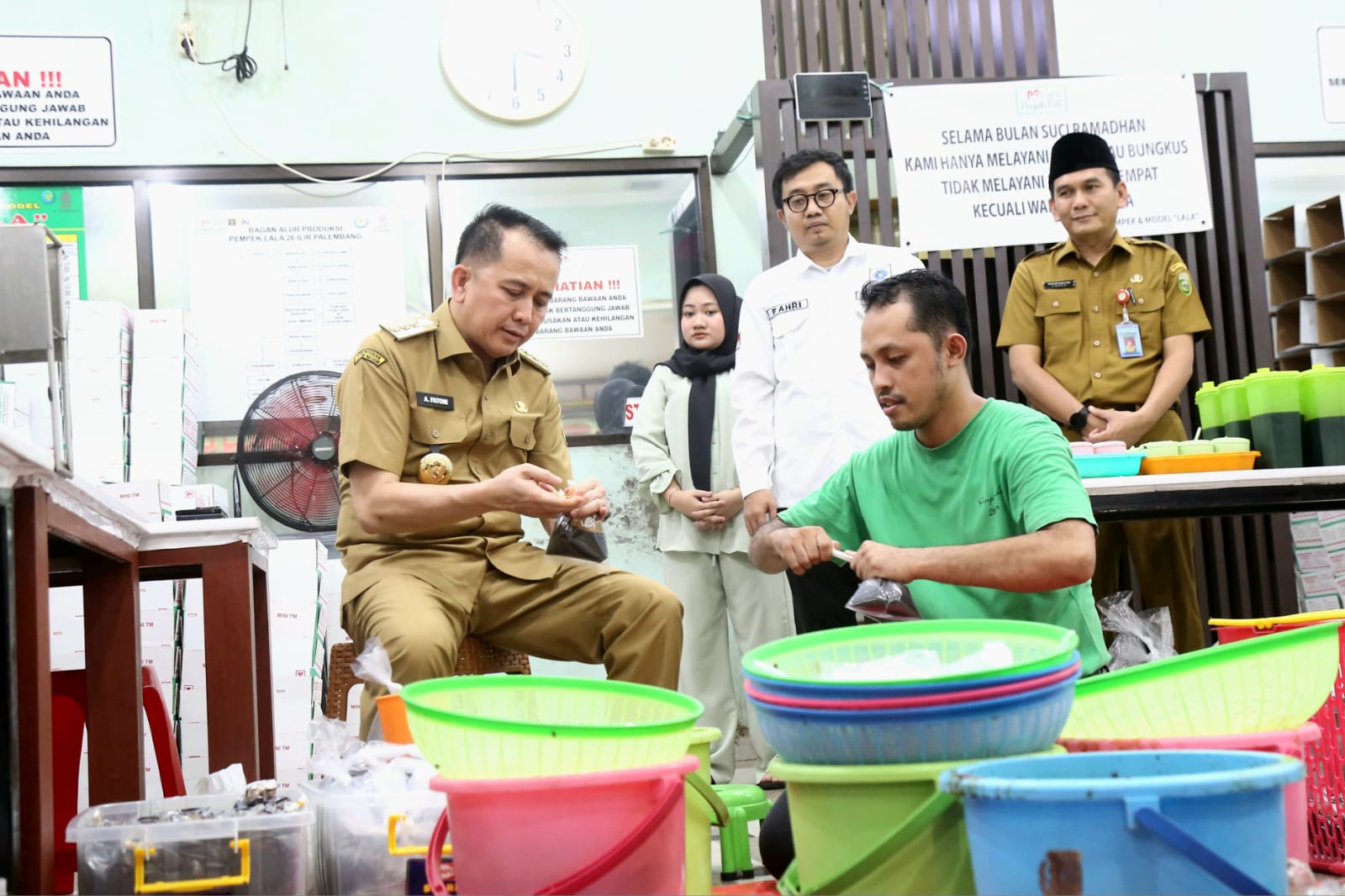 Pj Gubernur Agus Fatoni Kunjungi Sentra Pempek 26 Ilir, Ajak Masyarakat Beli Pempek untuk Oleh-oleh Mudik ke Kampung