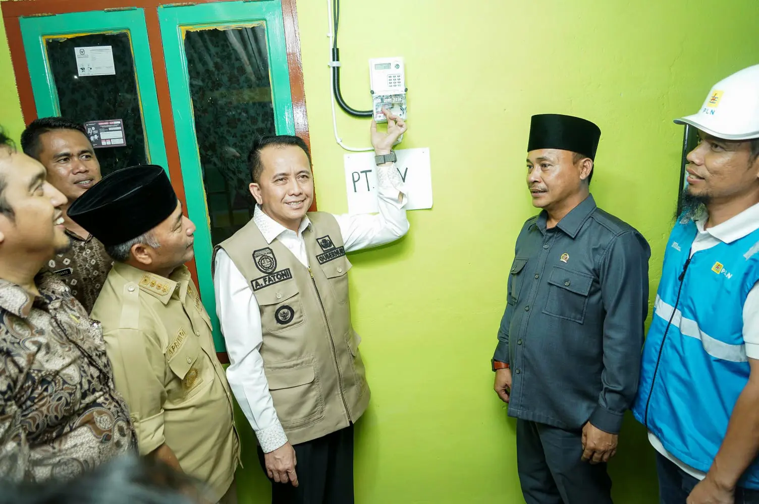 Pj Gubernur Agus Fatoni Resmikan Penyalaan Perdana Listrik PLN di Kecamatan Babat Supat Kabupaten Muba
