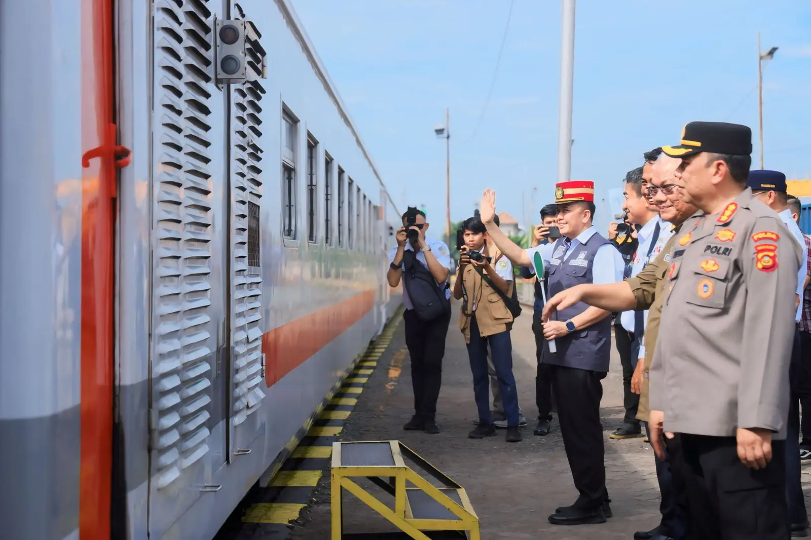 Pj Gubernur Agus Fatoni Lepas Keberangkatan 1.040 Pemudik Gratis Gunakan Kereta Api