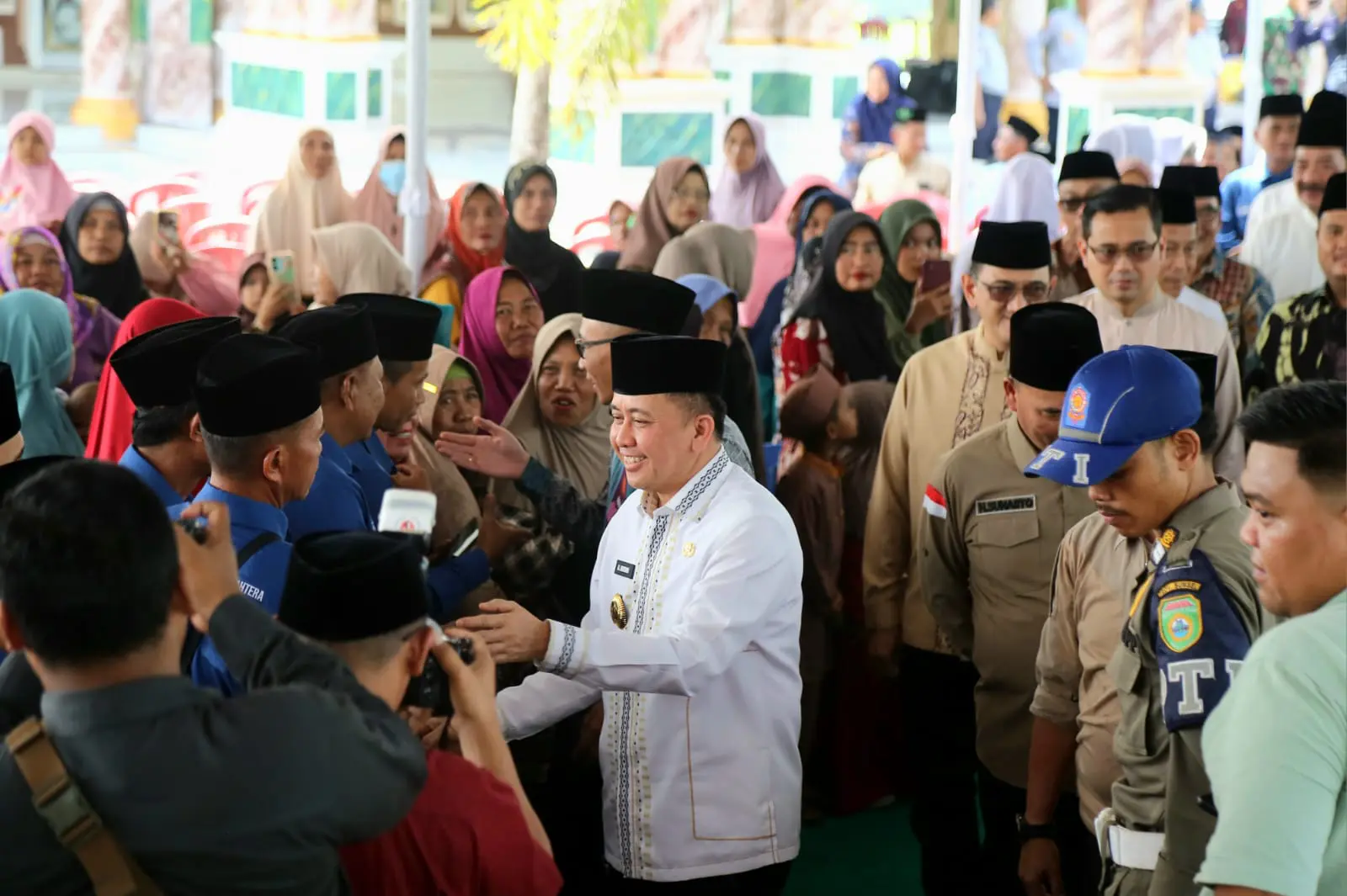 Hadiri Nuzulul Qur’an di OKU Timur, Pj Gubernur Agus Fatoni Bagikan Ratusan Paket Sembako