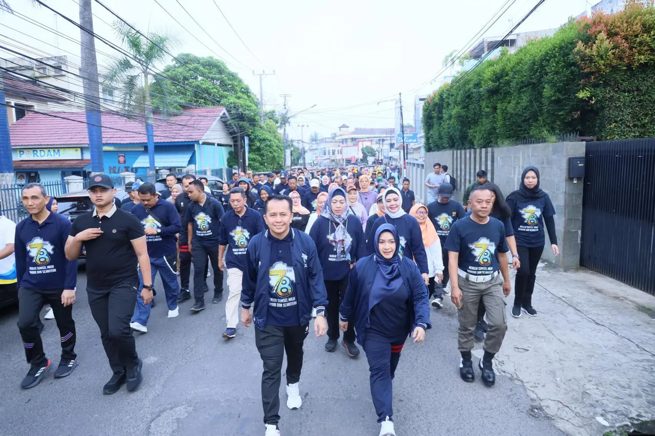 Meriahkan HUT Sumsel ke-78 Tahun, Pj Gubernur Agus Fatoni bersama Ribuan Peserta Ikuti Jalan Sehat