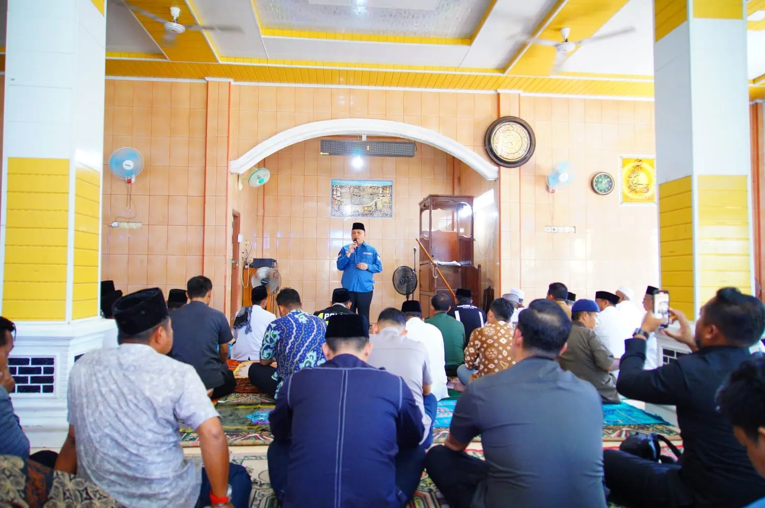 Pj Bupati Sandi Safari Jumat ke Masjid Baitussholihin Desa Senawar Jaya