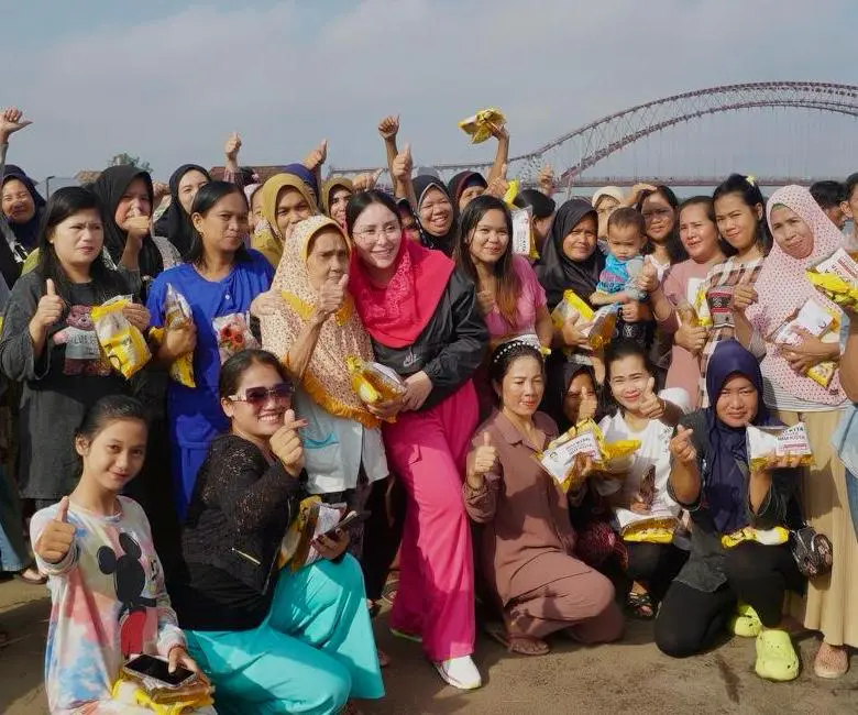 Menyisir Sungai Musi, Nandriani Disambut Antusias Warga