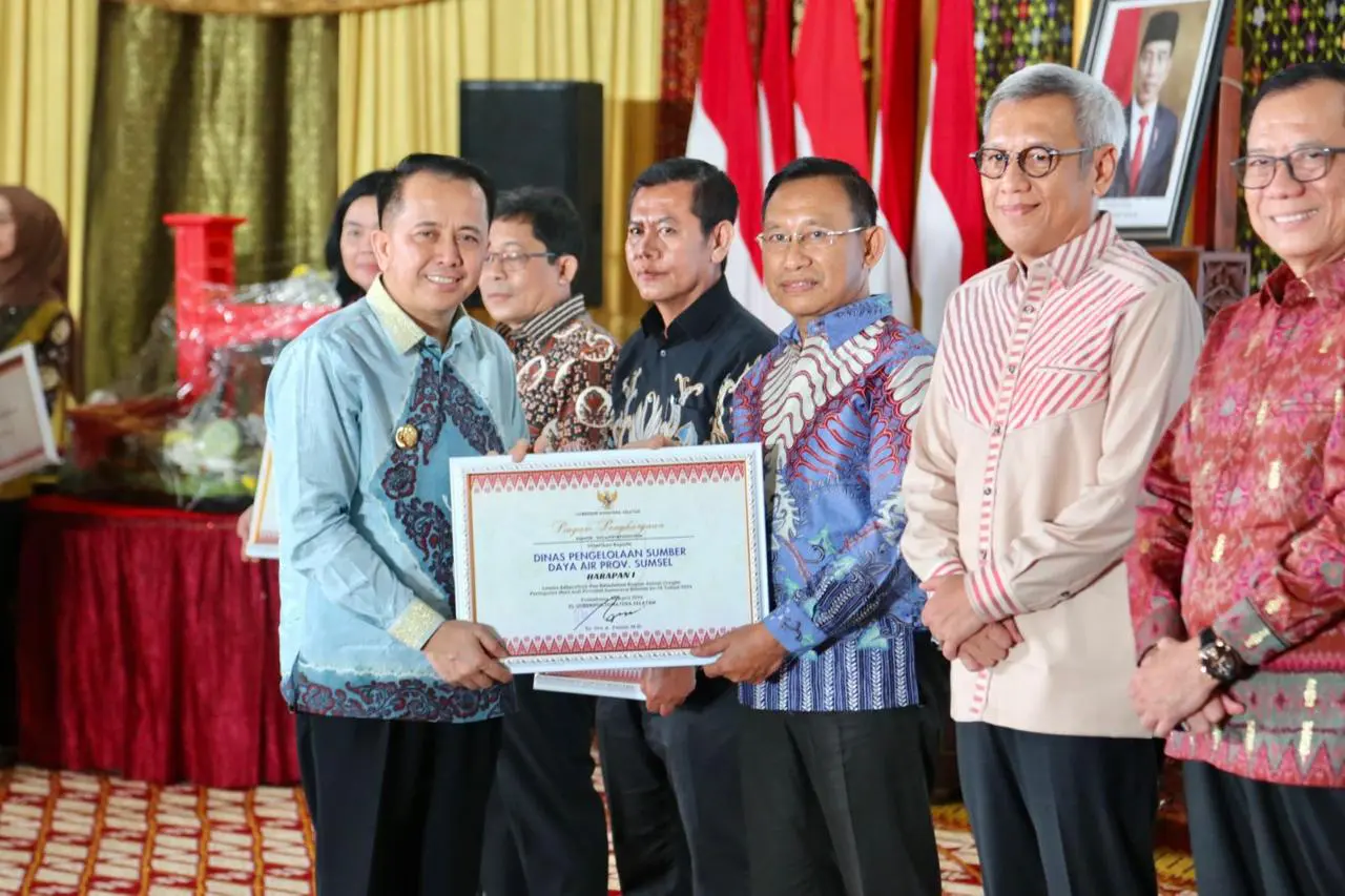 HUT Sumsel ke-78, Pj Gubernur Agus Fatoni Serahkan Berbagai Bantuan dan Penghargaan