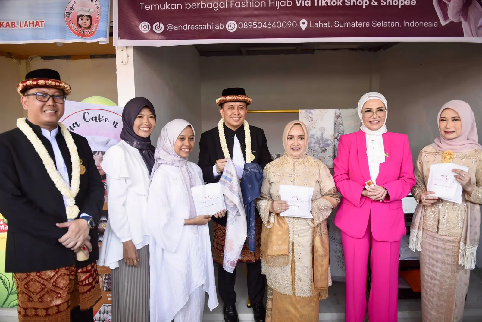 Pj Gubernur Agus Fatoni dan Pj Ketua TP PKK Sumsel Tyas Fatoni Resmikan Sentra Oleh-oleh dan Kuliner UMKM Tepian Ayek Lematang Lahat