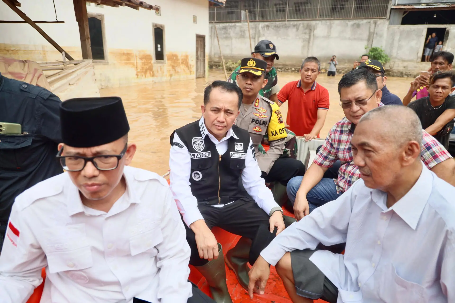 Beri Bantuan Langsung, Pj Gubernur Agus Fatoni Gunakan Perahu Karet Tinjau Lokasi Banjir di Kabupaten OKU