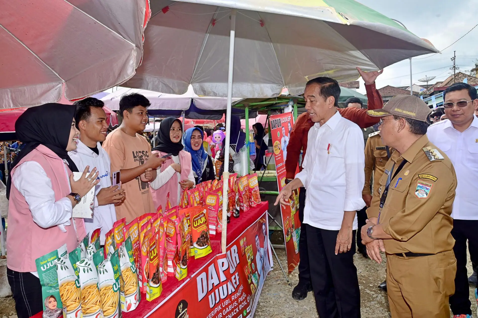 Pj Gubernur Agus Fatoni Dampingi Presiden Jokowi Tinjau Pasar Lawang Agung Muratara Guna Pastikan Harga Bahan Pokok Stabil