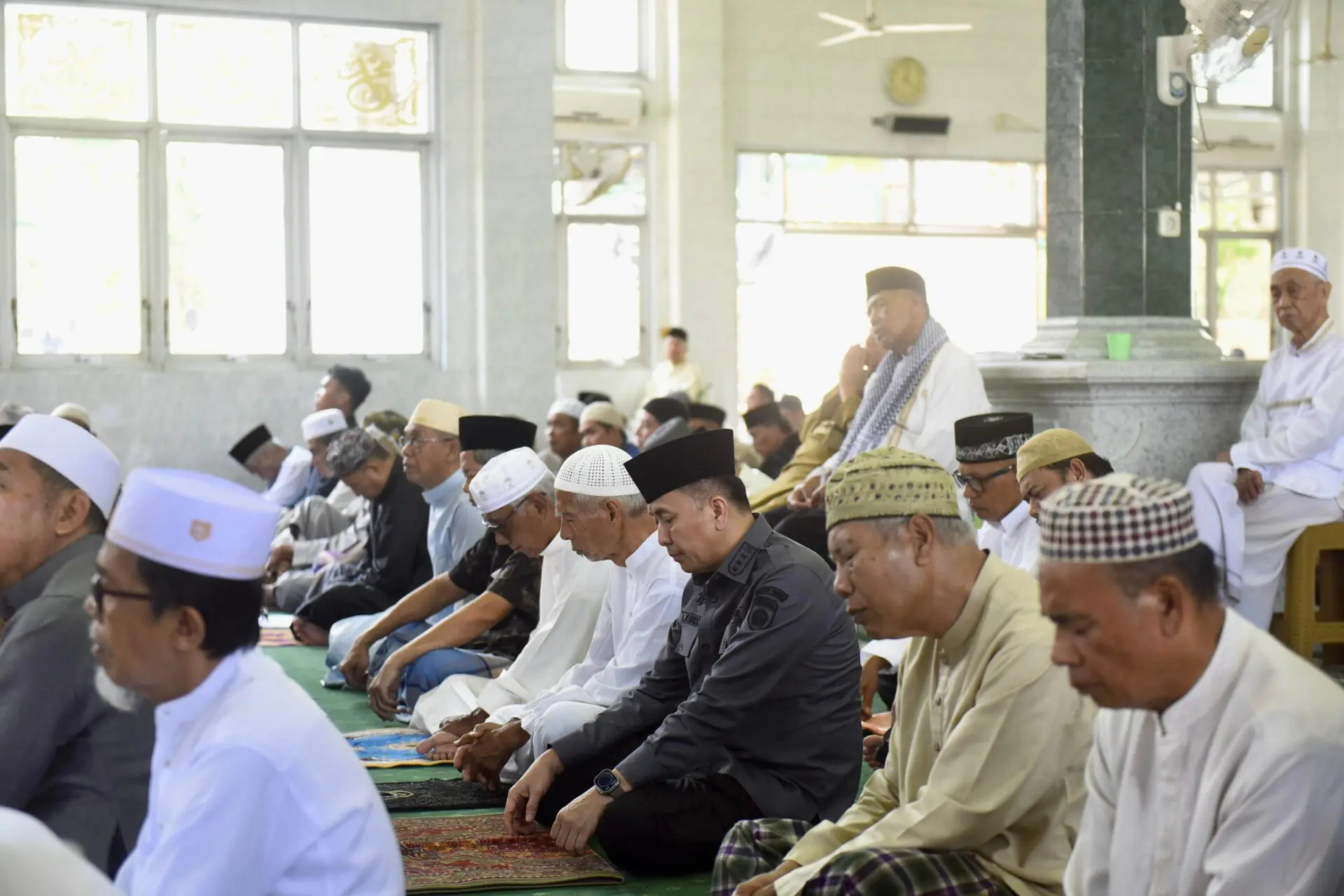 Salat Jumat di Masjid Al-Ittihad Way Hitam, Pj Gubernur Agus Fatoni Ajak Jamaah Jaga Kondusifitas Daerah