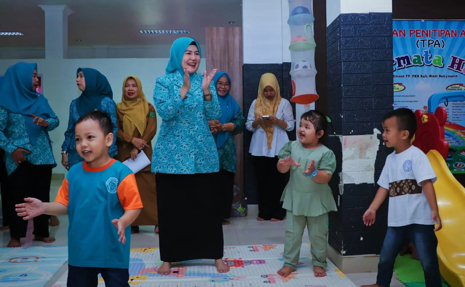 Pj Ketua PKK Hj Triana Bernyanyi Bareng Anak -Anak di TPA Permata Hati
