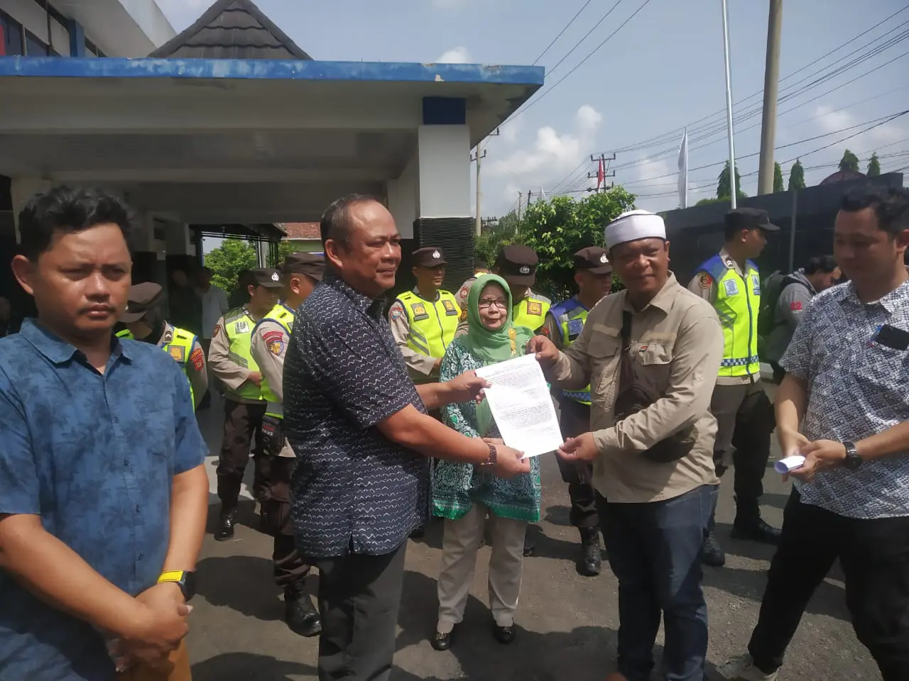 Puluhan Massa Tergabung GMPP Gelar Aksi Demo di Kantor LLDIKTI II Palembang