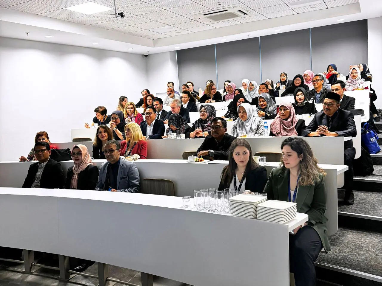 Ukir Prestasi Global, Tiga Dosen UIN Raden Fatah Raih Best Presenter Award di ICTHM 2024