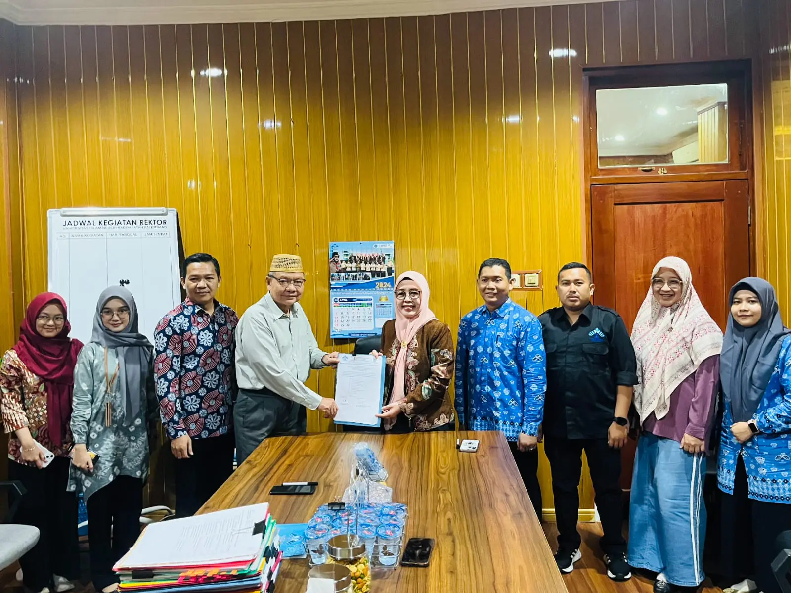 Rektor dan Ketua Senat Serah Terima Berkas Bakal Calon Rektor UIN Raden Fatah Palembang Periode 2024-2028