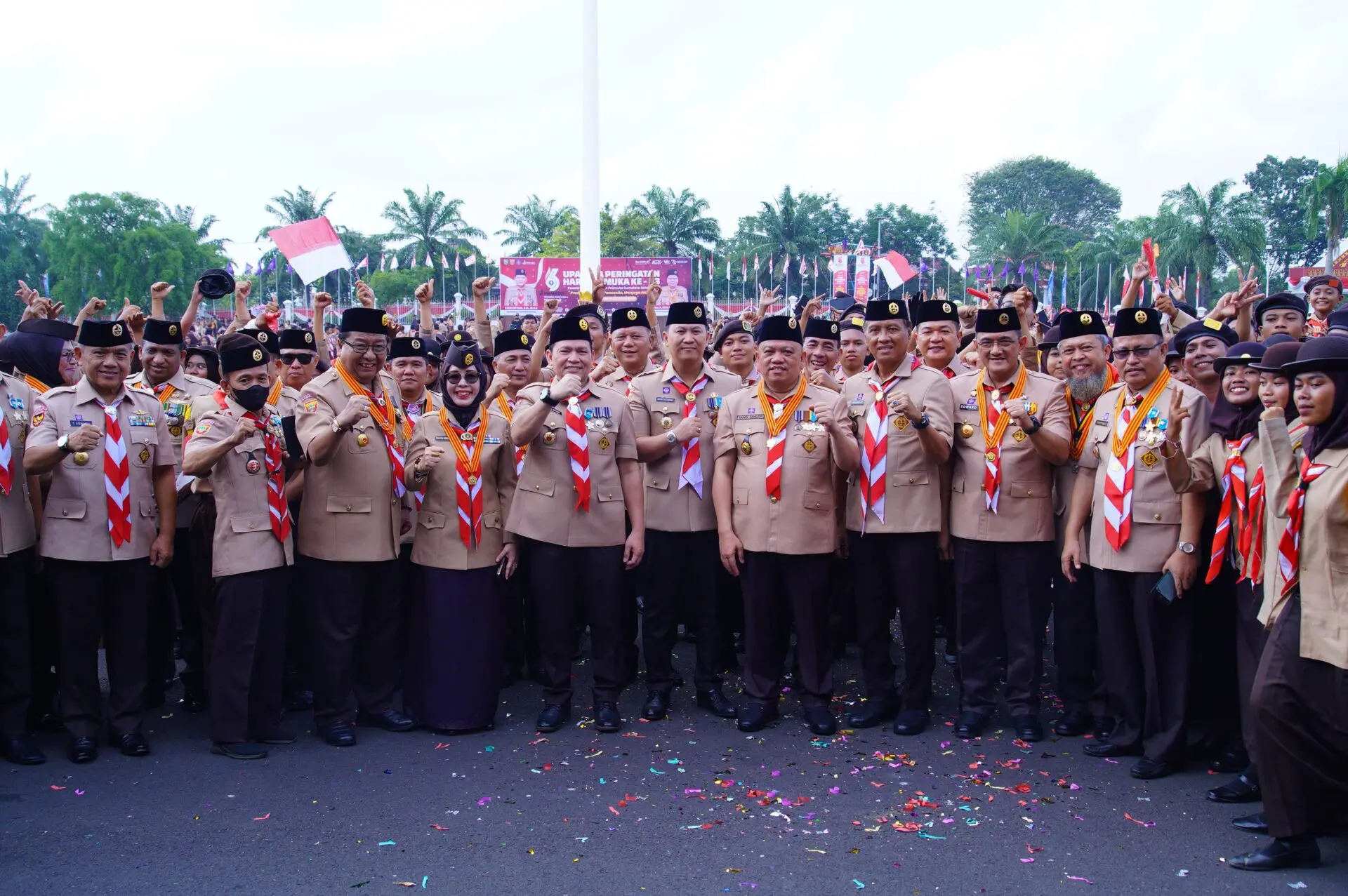 Pj Bupati Sandi Fahlepi Terima Penghargaan Lencana Melati, Sekda Apriyadi Piagam Karya Bakti
