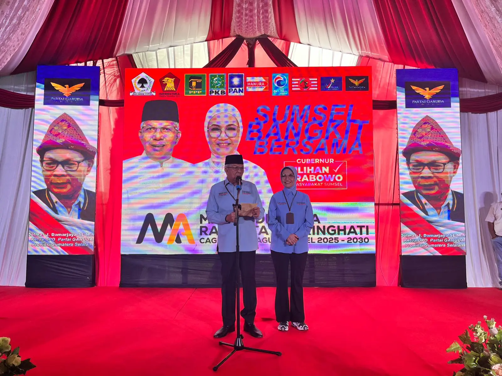 Diringi Arak-arak’an Seperti Pengantin, Mawardi Yahya dan RA Noeringhati Daftar Ke KPU Provinsi Sumsel