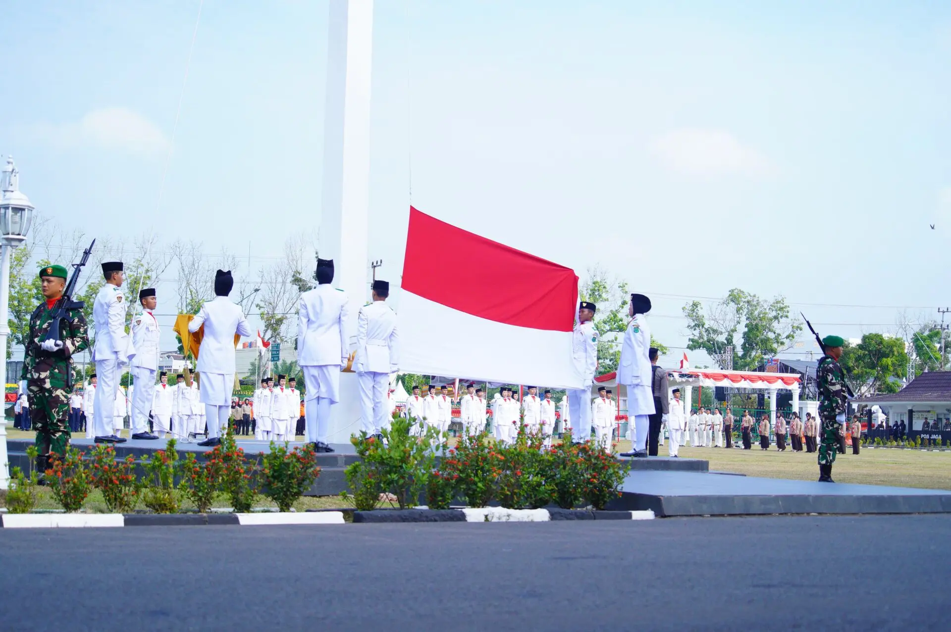 Berjalan Dengan Khidmat, 75 Paskibraka Sukses Pukau Peserta Upacara