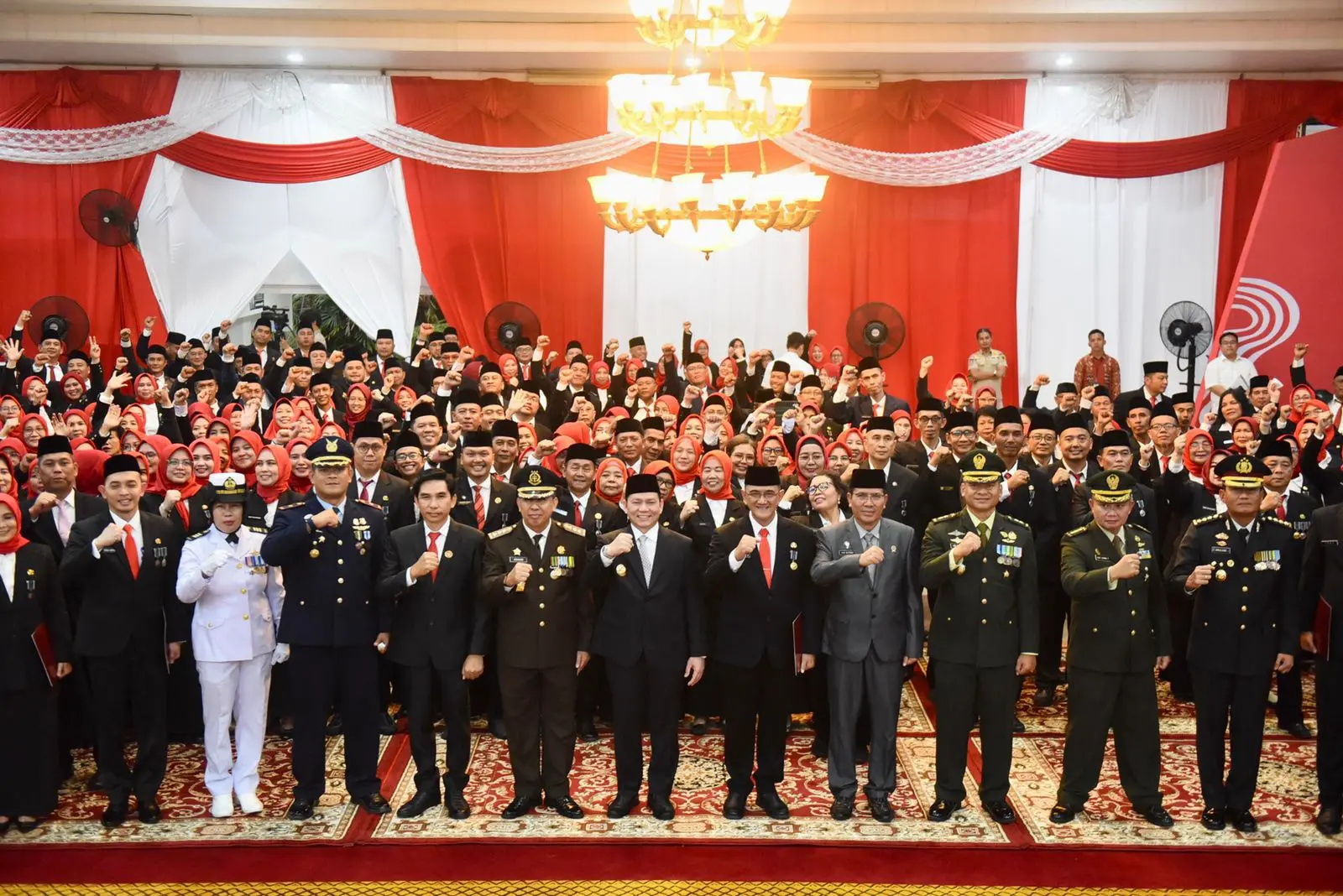 Pj Gubernur Elen Setiadi Sematkan Penghargaan Satyalancana Karya Satya Bagi 1.014 ASN Dilingkungan Pemprov Sumsel 