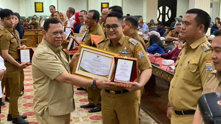Luar Biasa, Camat Kemuning Palembang Amiruddin Raih Penghargaan