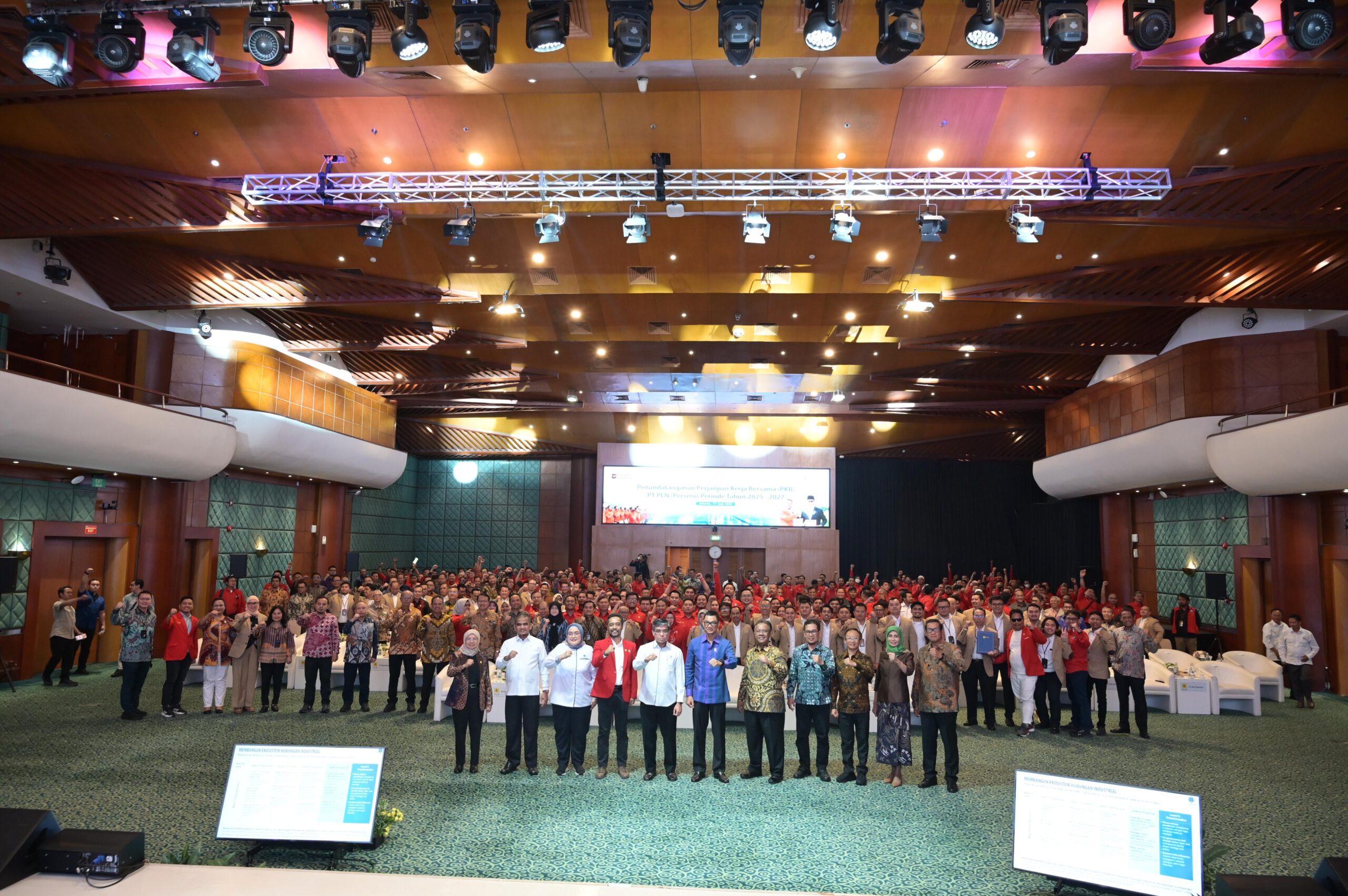 Dukung Transisi ke BPI Danantara, PLN Teken Perjanjian Kerja Bersama