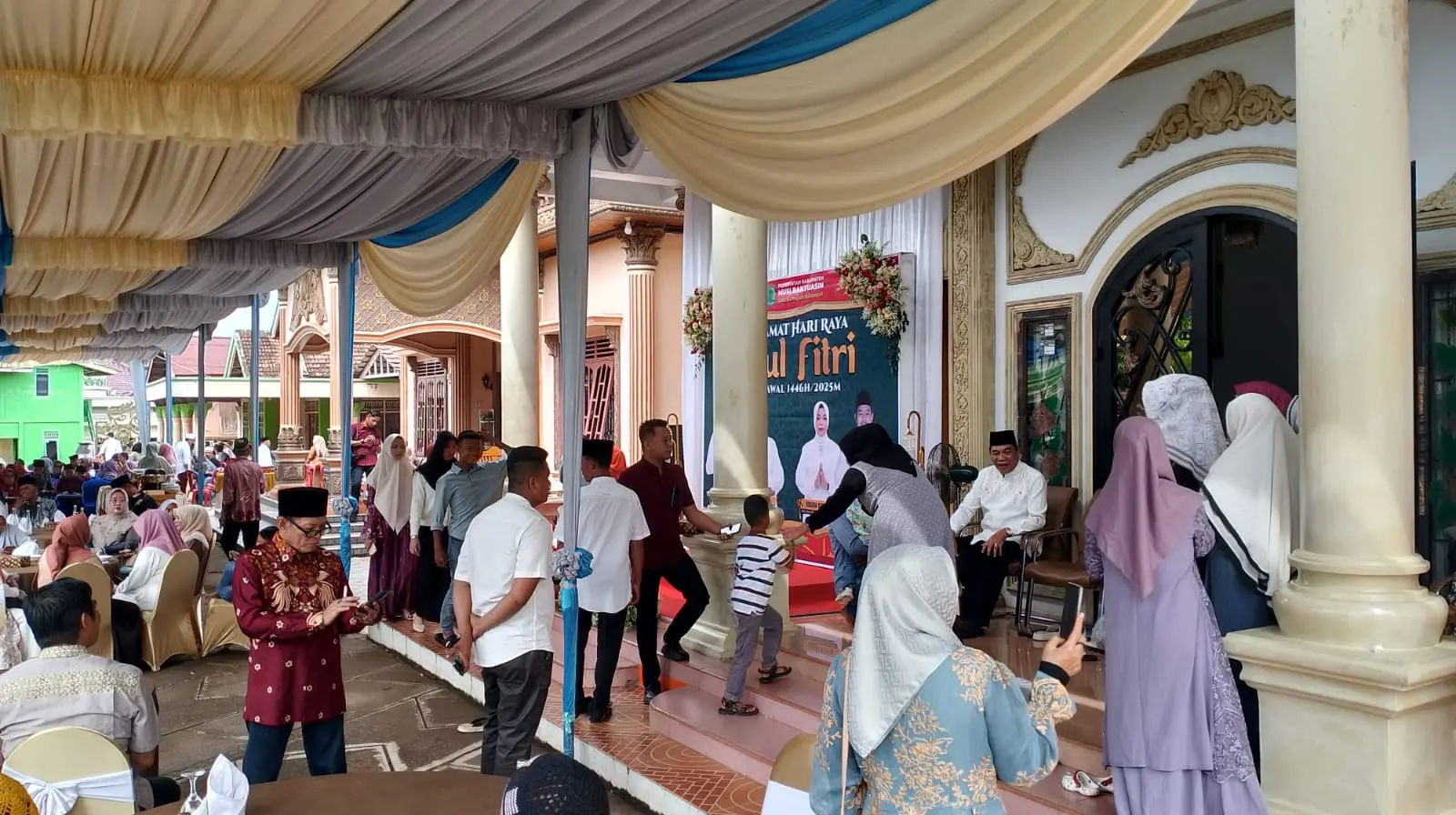 Gelar Open House, Rumah Pribadi Bupati Muba di Geruduk Masyarakat Gelar Open House, Rumah Pribadi Bupati Muba di Geruduk Masyarakat