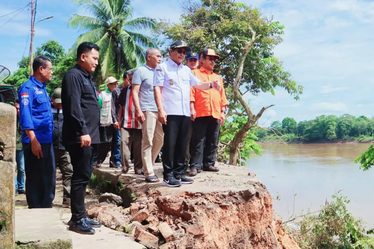 Wabup Muba Tinjau dan Serahkan Bantuan ke Warga Terdampak Longsor di Desa Kasmaran