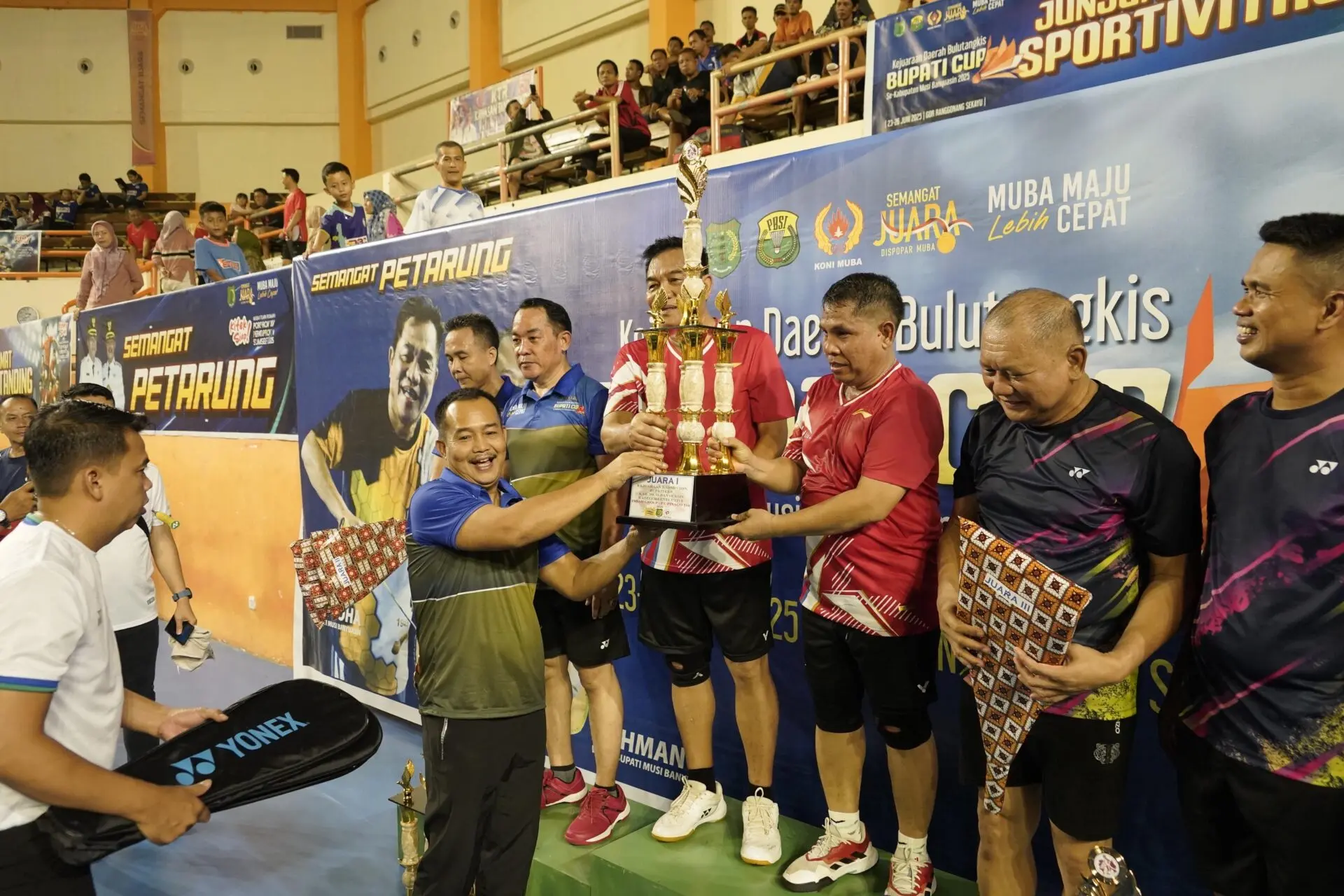 Pasangan Bupati Toha dan Kades Sereka Raih Juara 1 Kategori Eksekutif di Kejurda Bulutangkis Muba Cup 2025