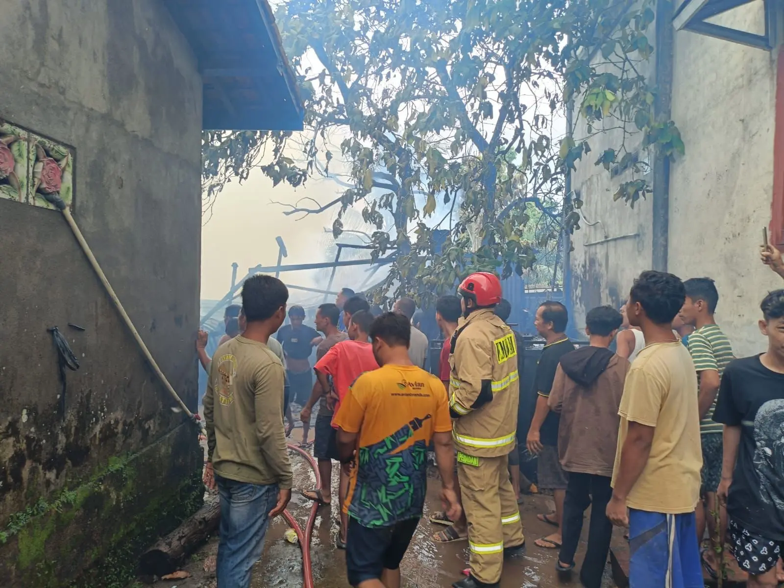 Tim Gabungan Sigap Padamkan Kebakaran di Mangun Jaya