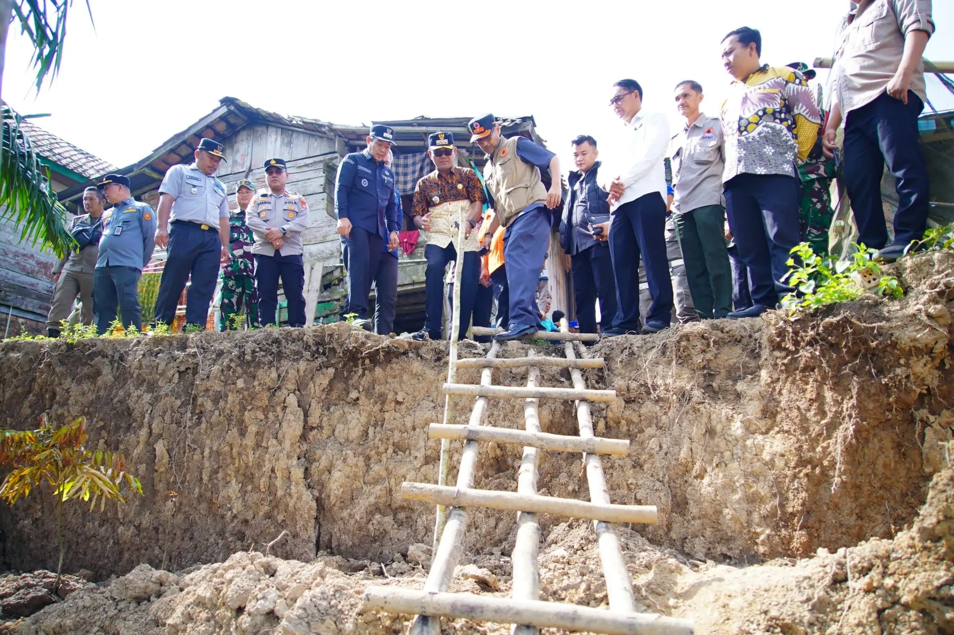 Wakil Bupati Muba Tinjau Lokasi Longsor di Sanga Desa