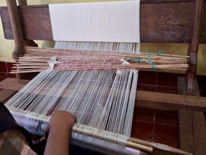 Bantu UMKM Songket Permata Bangkit dari Titik Terendah