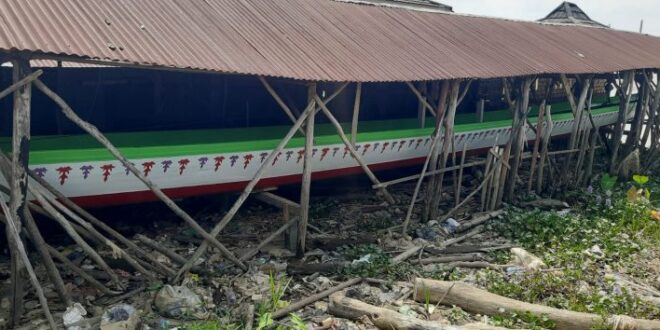 Melihat Pembuatan Perahu Bidar di Kampung Tatang 35 Ilir
