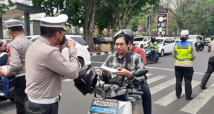 Ditlantas Polda Sumsel Bagi bagi Masker ke Pengendara