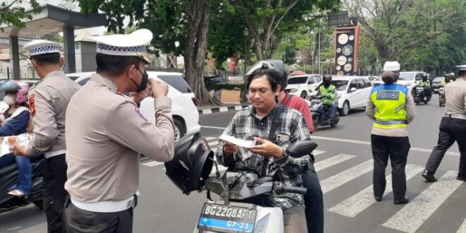 Ditlantas Polda Sumsel Bagi bagi Masker ke Pengendara