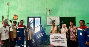 Serahkan Bantuan Gerobak Sampah melalui Program SIGAP