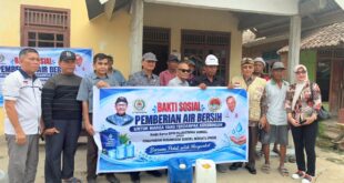 Kemarau Panjang, Pujakesuma Sumsel dan PNSB Bantu Pasokan Air Bersih Warga Plaju Darat