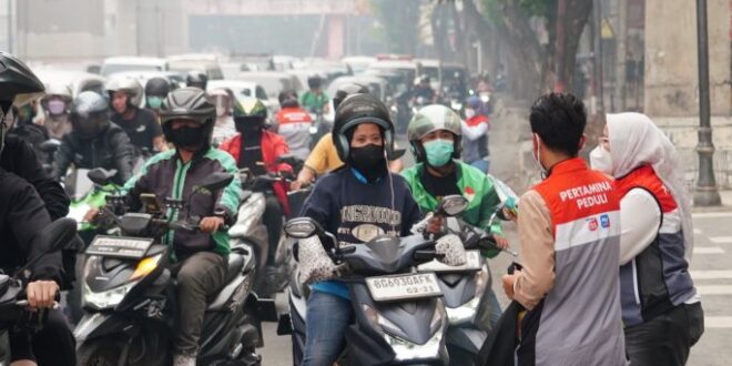 Pertamina Peduli, 10 Ribu Masker Dibagikan kepada Masyarakat Terdampak Kabut Asap di Palembang
