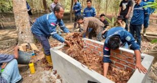Manfaatkan Daun Kering di Kebun Raya Tuatunu Menjadi Kompos Berkelanjutan