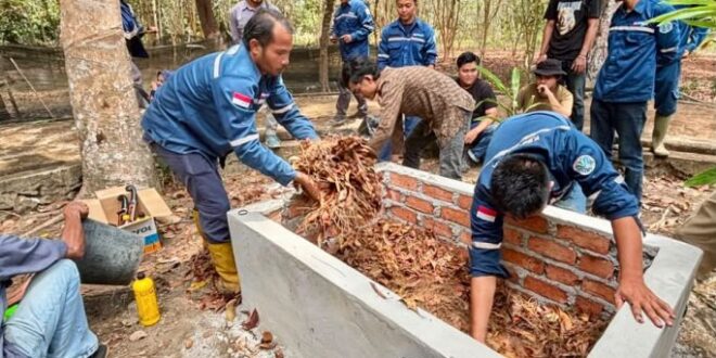 Manfaatkan Daun Kering di Kebun Raya Tuatunu Menjadi Kompos Berkelanjutan