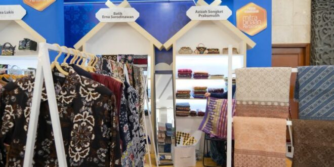 Angkat Songket Motif Nanas Prabumulih melalui Azizah Songket di INACRAFT 2026