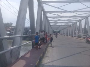 Minim Lapangan Bermain Anak-anak Pasar Muaradua Main Layangan di Atas Jembatan