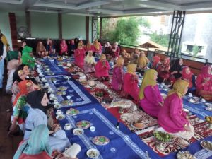 Tradisi Kambangan dan Makanan Khas Palembang Dikenalkan Di Arisan Ibu-Ibu Komplek Top 100 Rt 62 Jakabaring