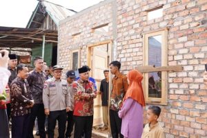 Pj Bupati Apriyadi Tinjau Pembangunan Bedah Rumah Warga di Kecamatan Babat Supat
