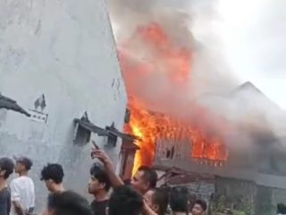 Diduga Akibat Kebocoran Gas, 14 Rumah di Kelurahan 36 Ilir Terbakar