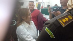 Lost Kontak, Lina Mukherjee Jalani Sidang Bersama Pengacara Posbakum