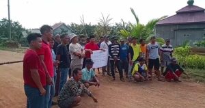 Warga Desa Pelawe Gelar Aksi Demo Portal Jalan Tuntut Jalan Dibangun Rigid Beton