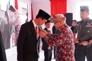 Walikota Palembang Terima Tanda Kehormatan Satyalancana Wira Karya