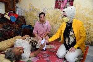 RA Anita Beri Bantuan Ibu Sulna, Qoriah Tuna Netra Terbaring Sakit