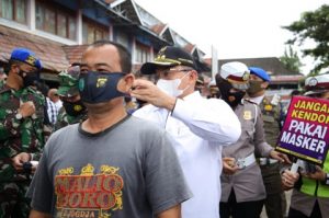 Bupati Dodi Reza Bareng Forkopimda 'Todong' Warga untuk Pakai Masker