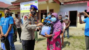 Meringankan Beban Masyarakat Selama Pandemi Covid-19 ,Polres OKU Timur Bagikan Puluhan Paket Sembako
