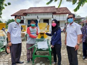 Kelompok Tani Muba Terima 11 Unit Mesin Perontok Jagung