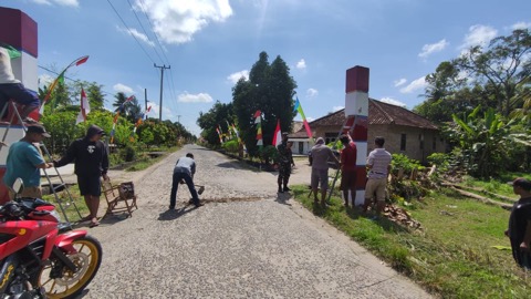 Jelang HUT RI Ke 76 ,Karang Taruna Desa Bukit Napuh Adakan Bersih Bersih Desa